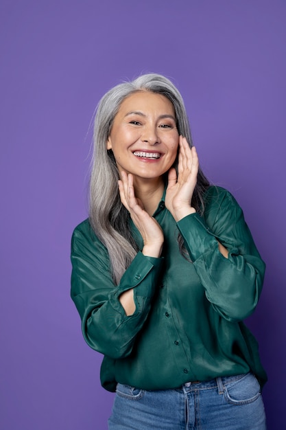 Foto gratuita mujer sonriente de tiro medio posando