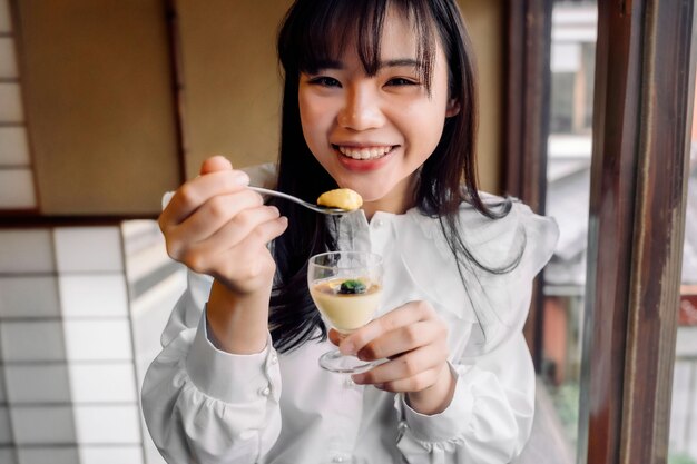 Mujer sonriente de tiro medio con postre