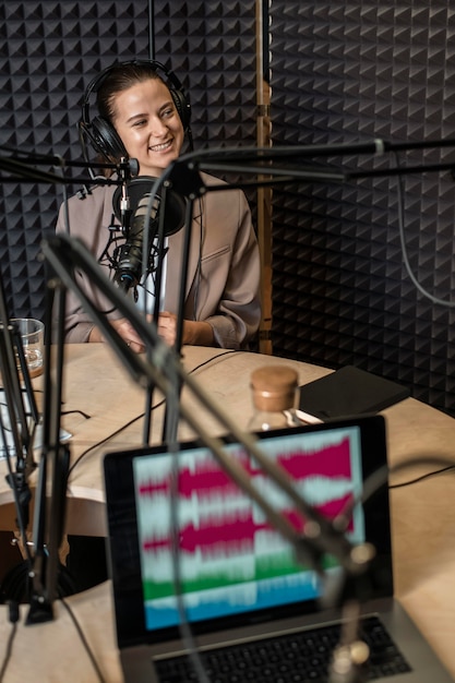 Foto gratuita mujer sonriente de tiro medio en radio