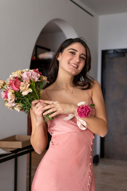 Mujer sonriente de tiro medio con ramo