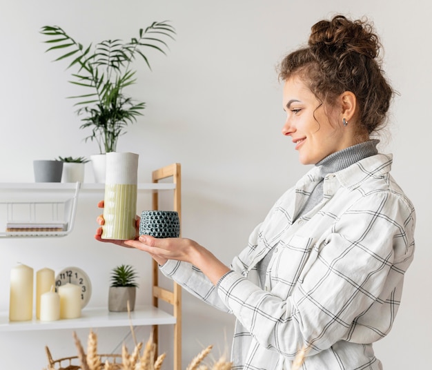 Foto gratuita mujer sonriente de tiro medio redecorando