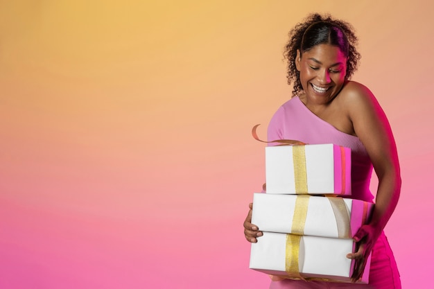 Mujer sonriente de tiro medio con regalos