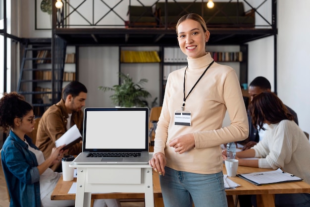 Mujer sonriente de tiro medio en reunión de negocios