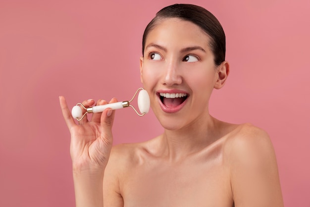 Mujer sonriente de tiro medio con rodillo facial