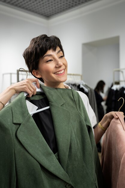 Mujer sonriente de tiro medio con ropa