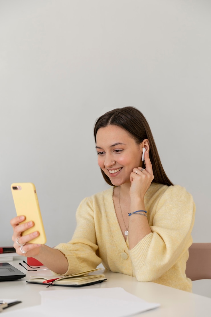 Foto gratuito mujer sonriente de tiro medio con smartphone