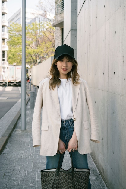 Foto gratuita mujer sonriente de tiro medio con sombrero de camionero y bolso