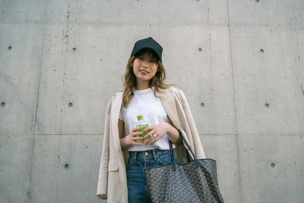 Foto gratuita mujer sonriente de tiro medio con sombrero de camionero