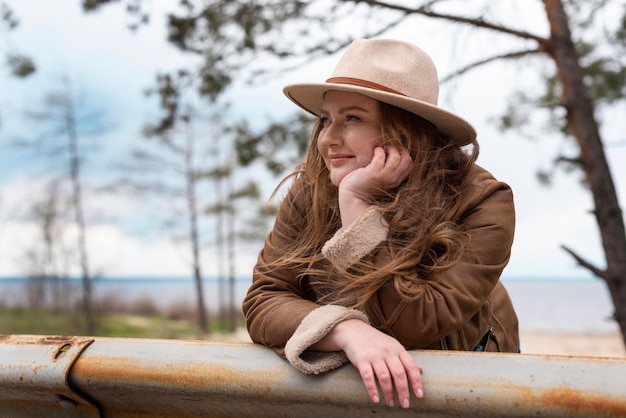 Mujer sonriente de tiro medio con sombrero