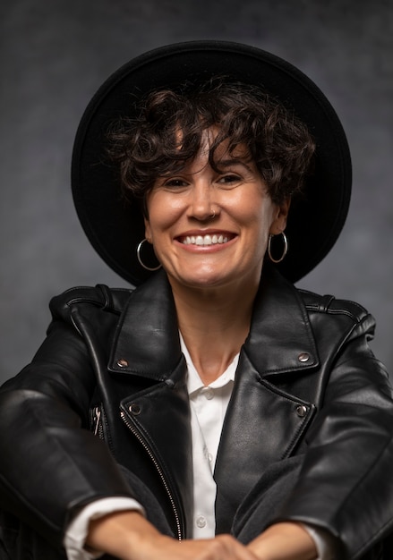 Mujer sonriente de tiro medio con sombrero