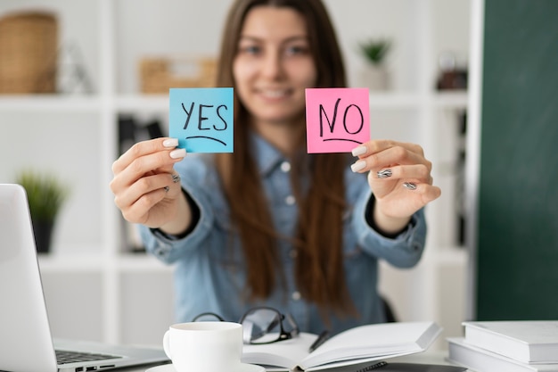 Mujer sonriente de tiro medio sosteniendo un post