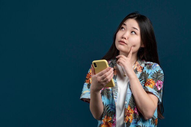 Mujer sonriente de tiro medio sosteniendo teléfono