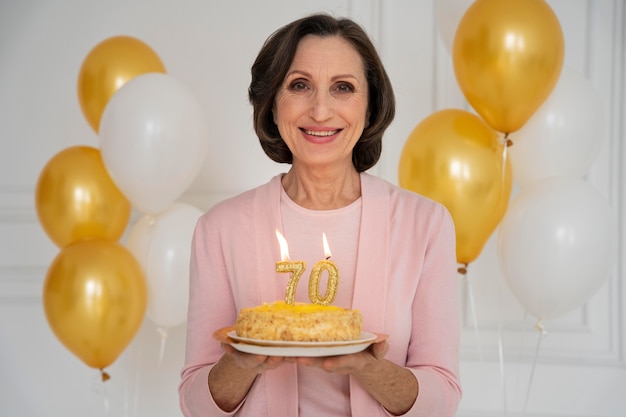 Foto gratuita mujer sonriente de tiro medio sosteniendo la torta