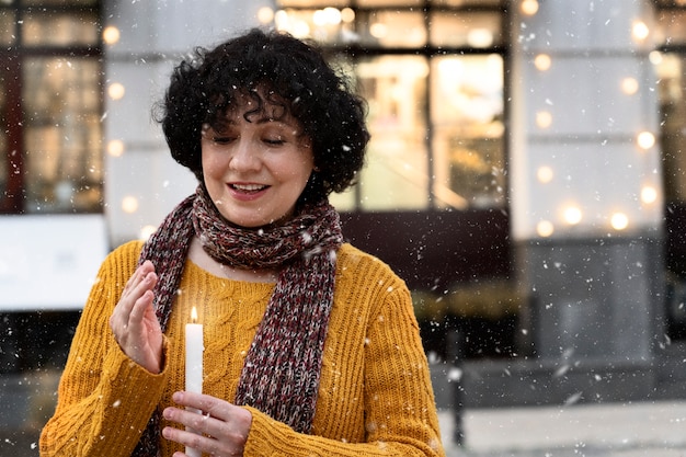 Foto gratuita mujer sonriente de tiro medio sosteniendo vela