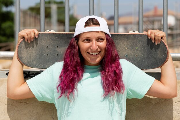 Mujer sonriente de tiro medio con tablero