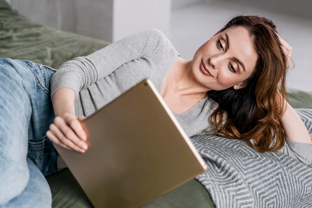 Foto gratuita mujer sonriente de tiro medio con tableta