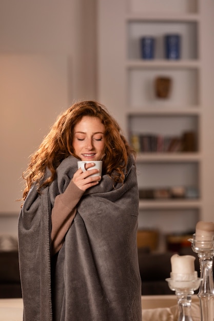 Foto gratuita mujer sonriente de tiro medio con taza de té