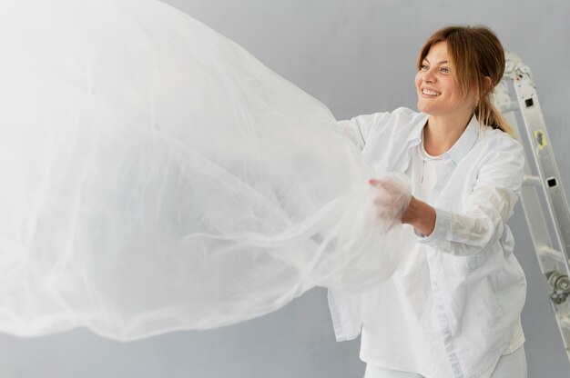 Mujer sonriente de tiro medio con textil