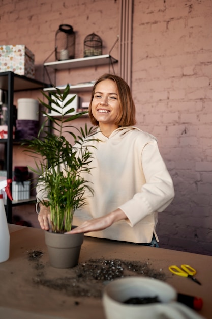 Foto gratuita mujer sonriente de tiro medio en tienda