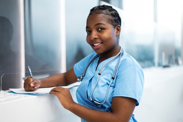 Mujer sonriente de tiro medio tomando notas