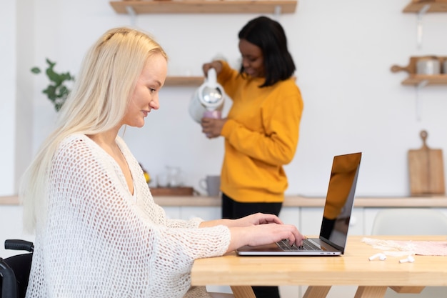 Mujer sonriente de tiro medio trabajando en la computadora portátil