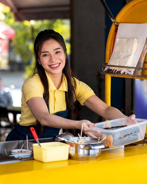 Mujer sonriente de tiro medio trabajando