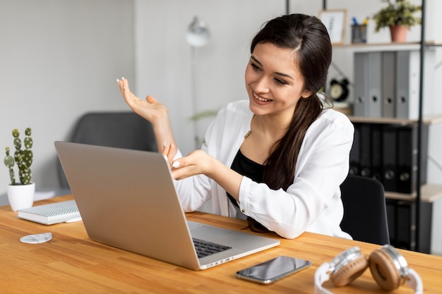 Mujer sonriente de tiro medio trabajando