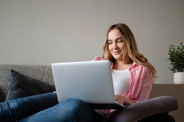 Mujer sonriente de tiro medio trabajando