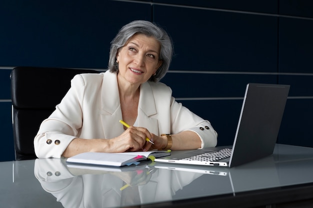 Foto gratuita mujer sonriente de tiro medio trabajando