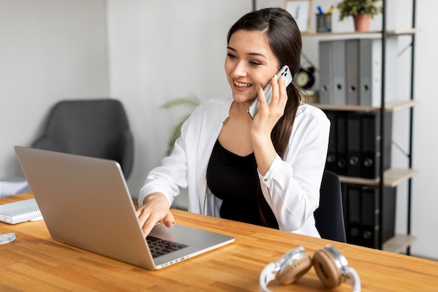 Foto gratuita mujer sonriente de tiro medio en el trabajo