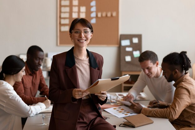 Mujer sonriente de tiro medio en el trabajo