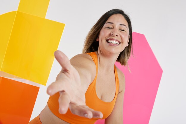 Mujer sonriente de tiro medio con traje naranja