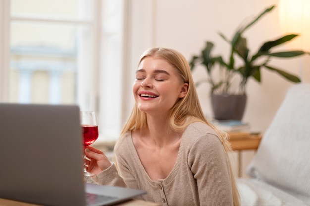 Mujer sonriente de tiro medio con vaso