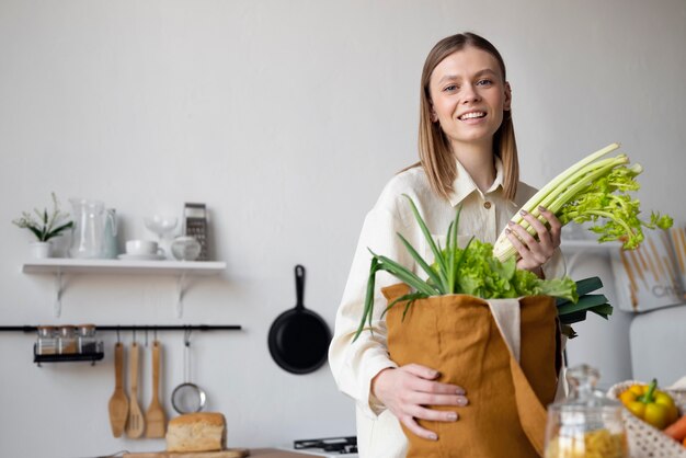 Mujer sonriente de tiro medio con verduras