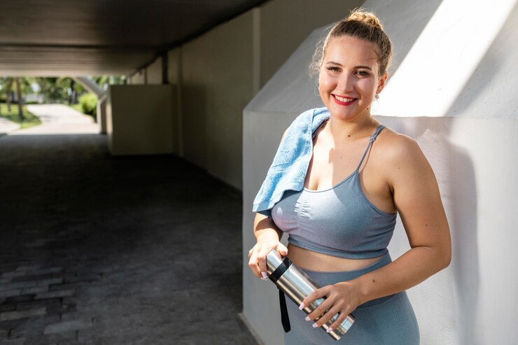 Mujer sonriente de tiro medio