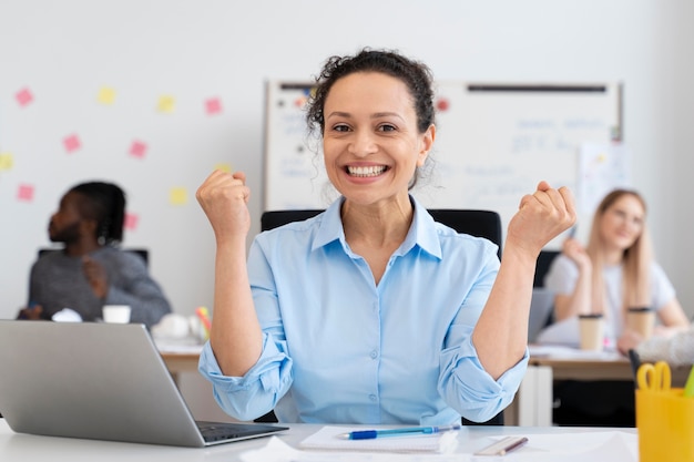 Foto gratuita mujer sonriente de tiro medio