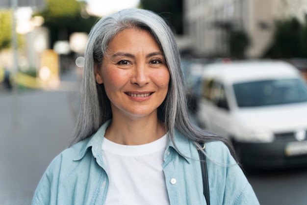 Mujer sonriente de tiro medio