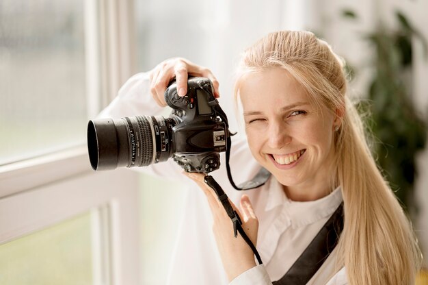 Foto gratuita mujer sonriente tomando una foto