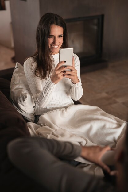 Mujer sonriente tomando fotos de novio