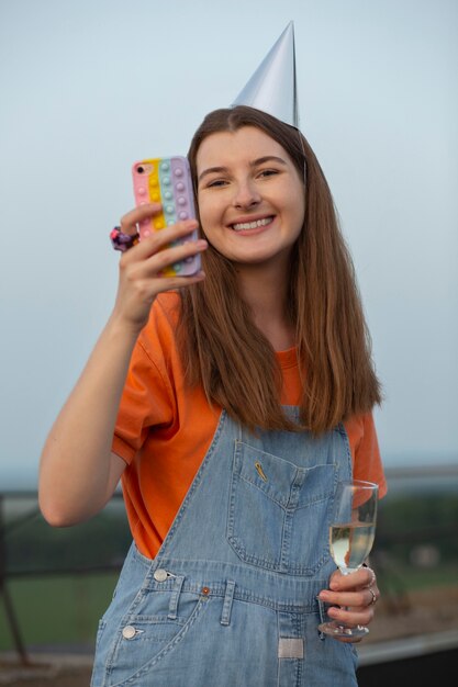 Mujer sonriente tomando fotos de tiro medio