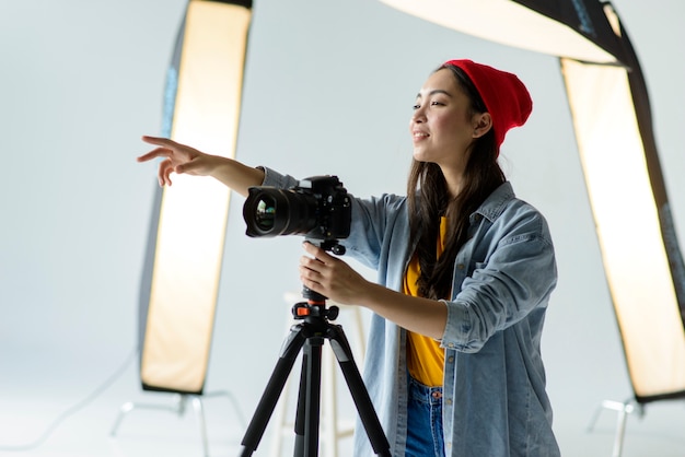 Mujer sonriente tomando fotos