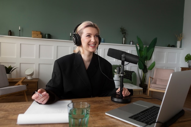 Mujer sonriente tomando notas tiro medio