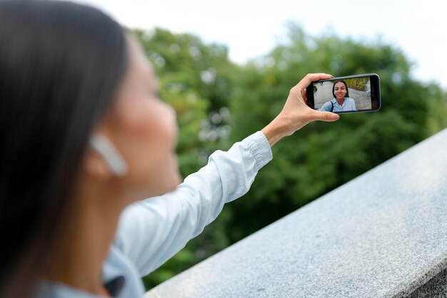 Mujer sonriente tomando selfie de cerca