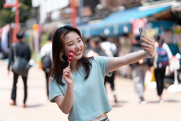 Mujer sonriente tomando selfie vista lateral