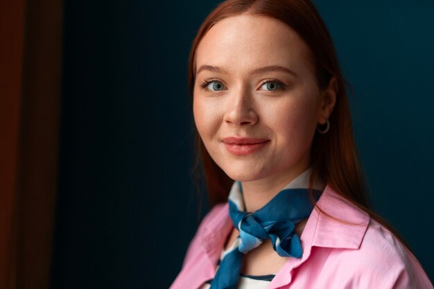 Foto gratuita una mujer sonriente de tomas medias posando en el interior