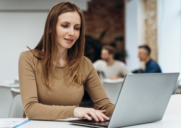 Mujer sonriente trabajando en una computadora portátil