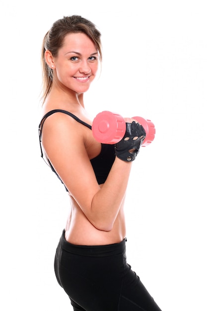 mujer sonriente trabajando con pesas