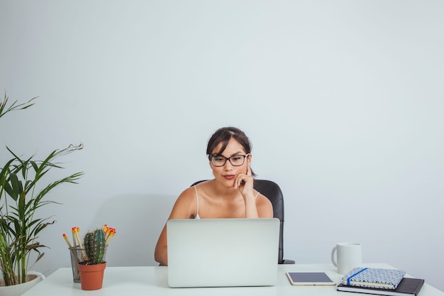 Foto gratuita mujer sonriente trabajando en su escritorio