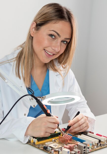 Mujer sonriente trabajando tiro medio