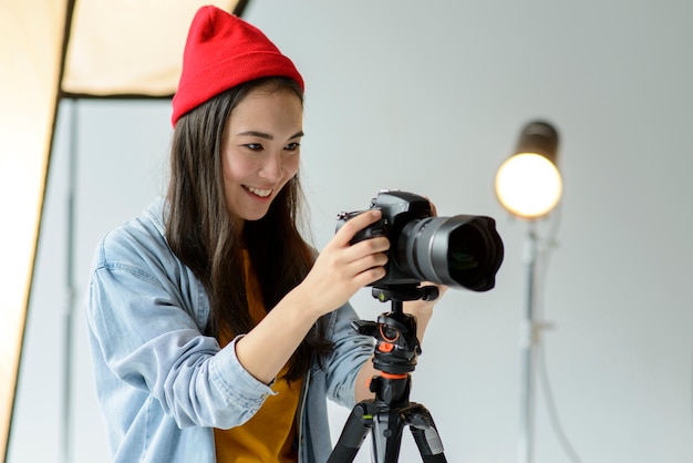 Mujer sonriente trabajando